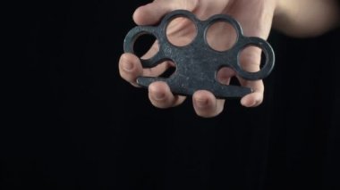 Knuckle-Duster el koyarak