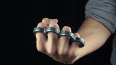 Muşta el erkek yumrukla Knuckle-Duster yerleştirme