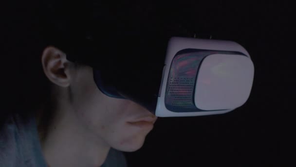 Jeune homme utilisant des lunettes VR dans la chambre noire gros plan — Video