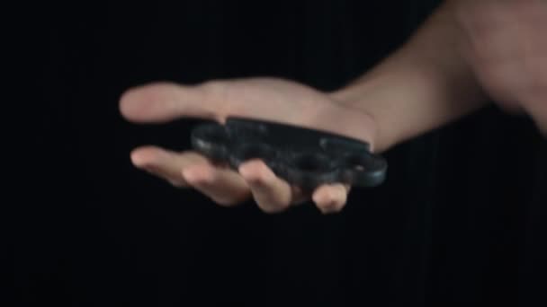 Розташування крихітки на руці — стокове відео
