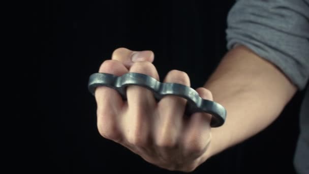 Placer knuckle-duster sur la main poing masculin avec des articulations en laiton 