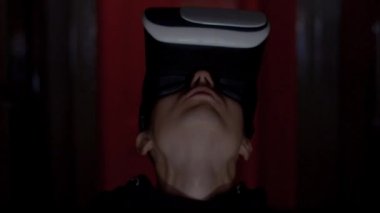 Karanlık odada Vr gözlükle başlıklı suç programcı yakın çekim