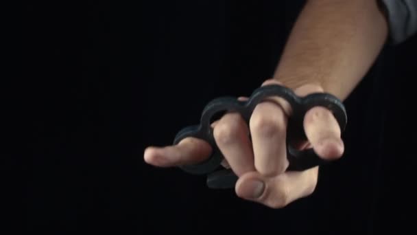 ナックル ダスター サック示す悪魔角ジェスチャーで男性の手 — ストック動画