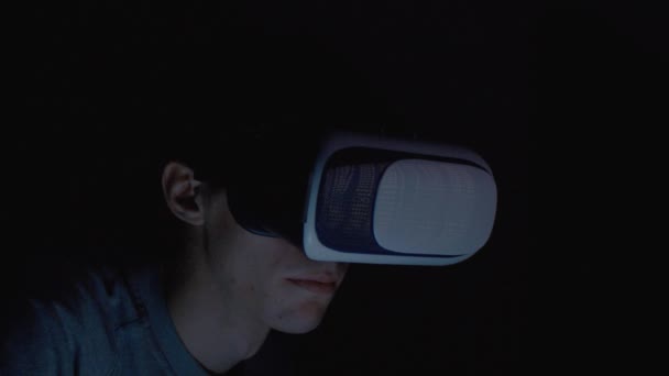 Primo piano dell'uomo utilizzando la maschera VR per auricolari in realtà virtuale — Video Stock