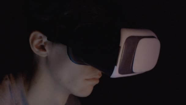 Close-up van de mens met behulp van virtual reality headset Vr masker — Stockvideo