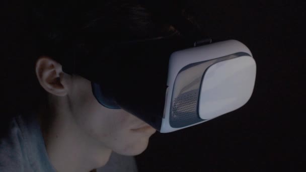 Крупним планом чоловік використовує гарнітуру віртуальної реальності VR-маска — стокове відео