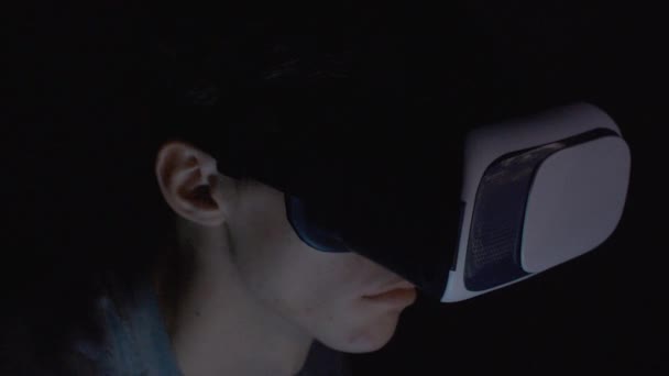 Primer plano del hombre usando casco de realidad virtual máscara VR — Vídeo de stock