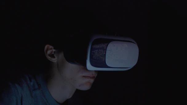 Крупный план человека с использованием виртуальной маски виртуальной реальности — стоковое видео