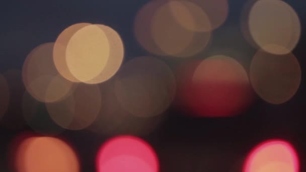 Pan over stad Blur achtergrond. Bewegende Bokeh cirkels van nacht verkeer. — Stockvideo