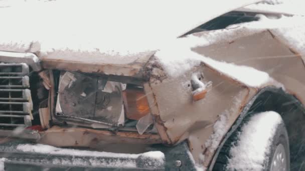 Разбитая машина, покрытая снегом — стоковое видео