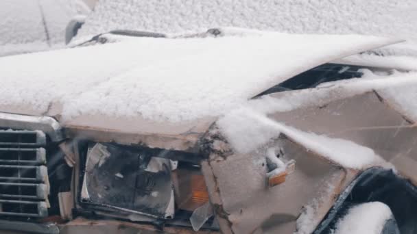 Разбитая машина, покрытая снегом — стоковое видео