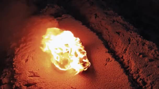 Горящие сапоги на песке на побережье — стоковое видео