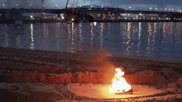 Палаючі черевики на піску на узбережжі — стокове відео