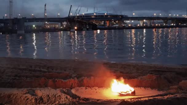 Botas ardientes en la arena en la costa — Vídeos de Stock