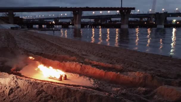 Botas ardientes en la arena en la costa — Vídeos de Stock