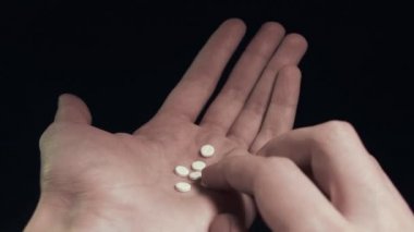 Küçük hap el sayma ve çok büyük hap kadar çekim Pov gittikçe adam