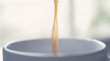 Beyaz fincan içine dökerek kahve kapatmak