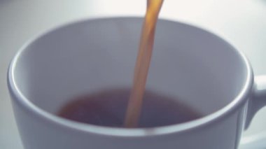 Beyaz fincan içine dökerek kahve kapatmak