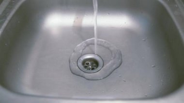 Jet metal lavabo süzgeç dökülen su