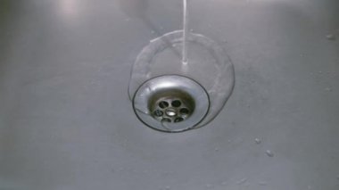 Jet metal lavabo süzgeç dökülen su