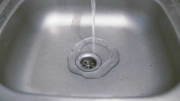 Струмінь води, що ллється в металевій раковині — стокове відео