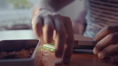 adam elinde sigara haddeleme yakın çekim