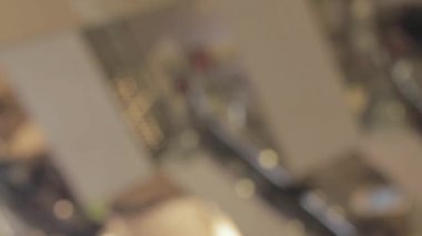 Bir alışveriş merkezi Hyperlapse dikey mevsimlik video içinde yürüyen merdiven üzerinde insanlar kalabalık