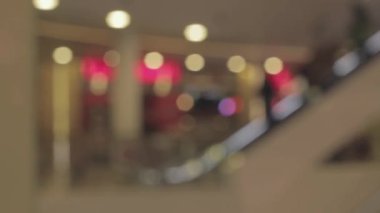 Kalabalık insanlar üzerinde yürüyen bir alışveriş merkezi Hyperlapse bulanık video