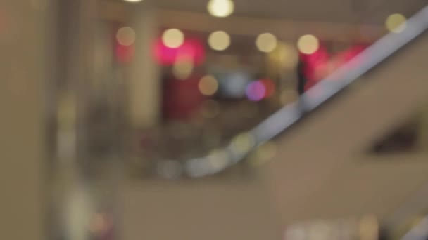 Multitud de personas en las escaleras mecánicas en un centro comercial Hyperlapse vídeo borroso — Vídeo de stock