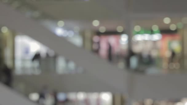 Multitud de personas en las escaleras mecánicas en un centro comercial Hyperlapse vídeo borroso — Vídeo de stock