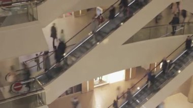 Bir alışveriş merkezi Hyperlapse video yürüyen merdiven üzerinde insanlar kalabalık