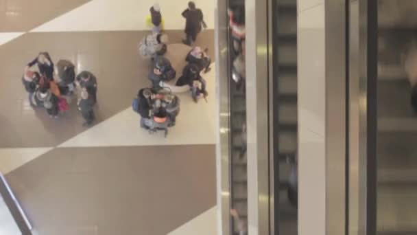 Multitud de personas en las escaleras mecánicas en un centro comercial Hyperlapse video — Vídeo de stock