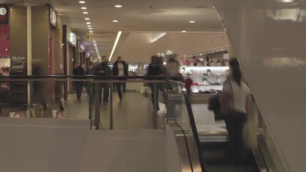 Crowded people on escalator in a shopping mall Hyperlapse video — Stock Video