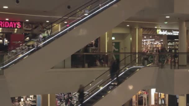 Gedrängte Menschen auf Rolltreppe in Einkaufszentrum -Video — Stockvideo