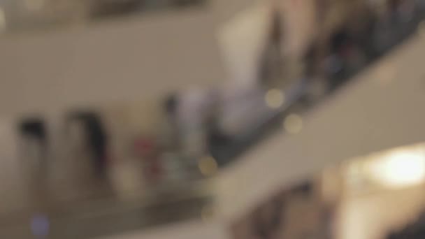 Γεμάτο άνθρωποι στις κυλιόμενες σκάλες σε ένα εμπορικό κέντρο Hyperlapse θολή βίντεο — Αρχείο Βίντεο