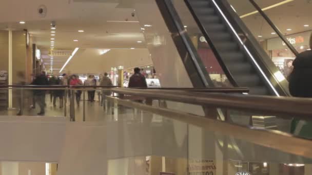 Des gens bondés sur l'escalator dans un centre commercial Hyperlapse vidéo — Video