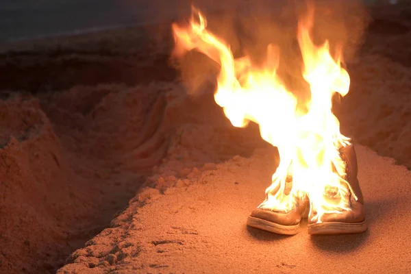 Bottes brûlantes sur le sable à la côte — Photo
