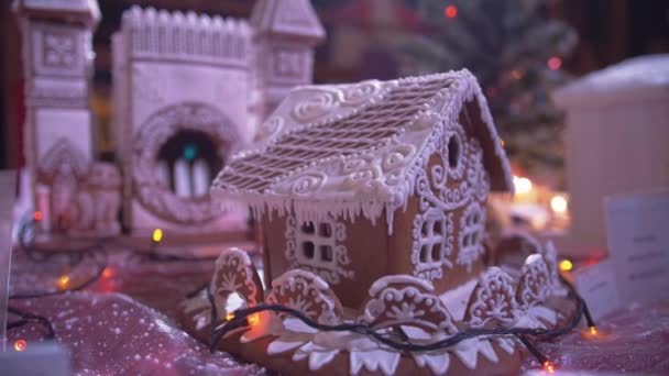 Рождественский пряничный домик. Новогодняя атмосфера — стоковое видео
