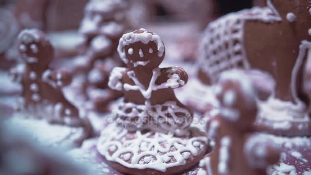 Biscuits au pain d'épice de Noël avec des ornements. Atmosphère Nouvel An — Video