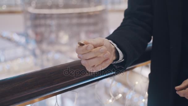 Uomo mano flipping una moneta nel centro commerciale da vicino — Video Stock