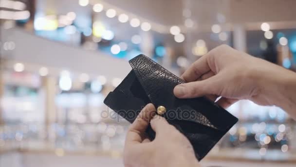 Mann zieht Aufkleber mit roter Aufschrift aus leerem Portemonnaie. Nach Black-Friday-Verkauf — Stockvideo