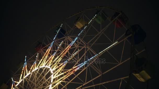 公園の魅力観覧カルーセル スイング照らされたライトと夜の夜 — ストック動画