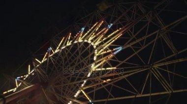 Park cazibe dönme dolap atlıkarınca salıncak ışıklı ışık ile gece akşam