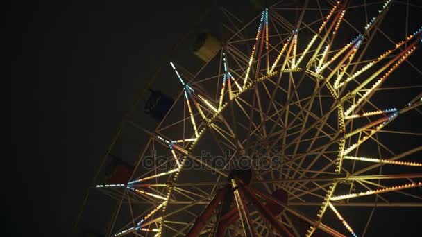 Parque atracción ferris rueda carrusel swing Noche noche con luz iluminada — Vídeo de stock