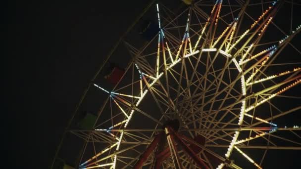 Park attraction ferris roue carrousel swing Soirée nuit avec lumière éclairée — Video