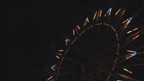 Parque atracción ferris rueda carrusel swing Noche noche con luz iluminada — Vídeo de stock