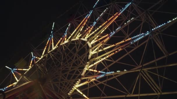 公園の魅力観覧カルーセル スイング照らされたライトと夜の夜 — ストック動画