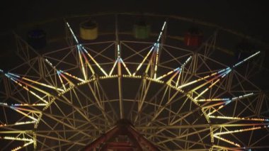 Park cazibe dönme dolap atlıkarınca salıncak ışıklı ışık ile gece akşam