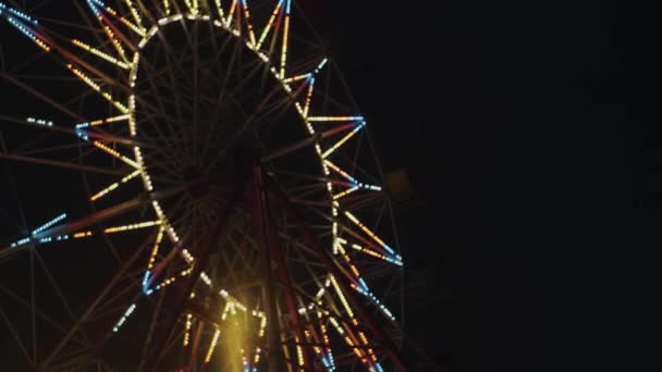 Park atrakcji diabelski karuzela huśtawka wieczoru noc oświetlony światłem — Wideo stockowe
