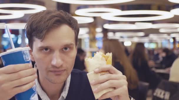 Les jeunes hommes mangent du pain Shawarma et boivent de la coke au food court dans un centre commercial. Portrait — Video